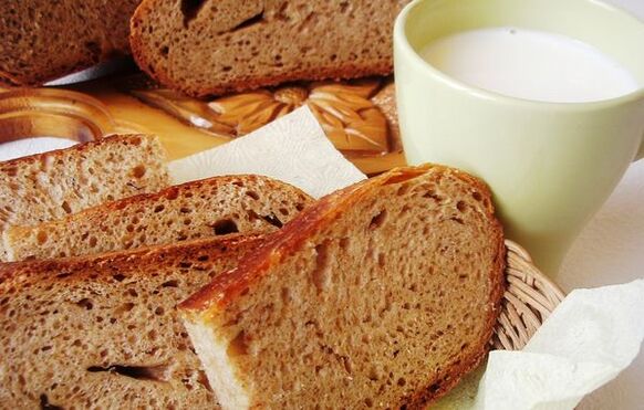 ဂျပန်အစားအစာ၏တစ်စိတ်တစ်ပိုင်းအဖြစ် kefir နှင့်အတူအနက်ရောင်ပေါင်မုန့်