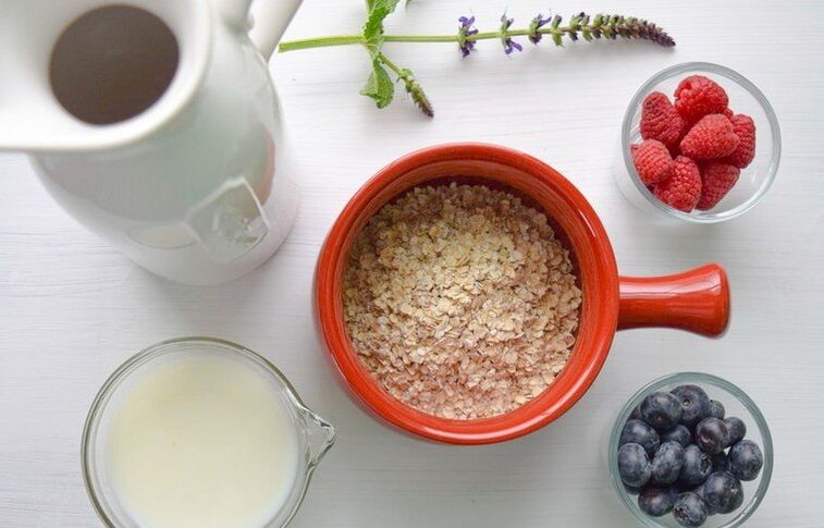 ကိုယ်အလေးချိန်လျှော့ချရန်အတွက် ဘယ်ရီသီးများနှင့် oatmeal