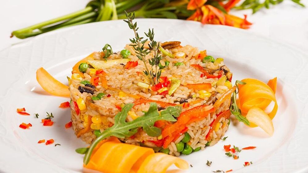 အသီးအရွက် risotto သည် မြေထဲပင်လယ်အစားအစာ စားသုံးသူများအတွက် ပြီးပြည့်စုံသော နေ့လယ်စာဖြစ်သည်။