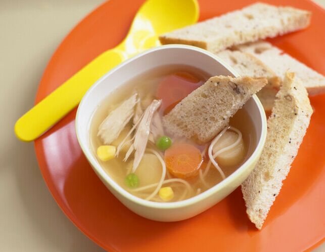 croutons နှင့်အတူကြက်သားဟင်းချို